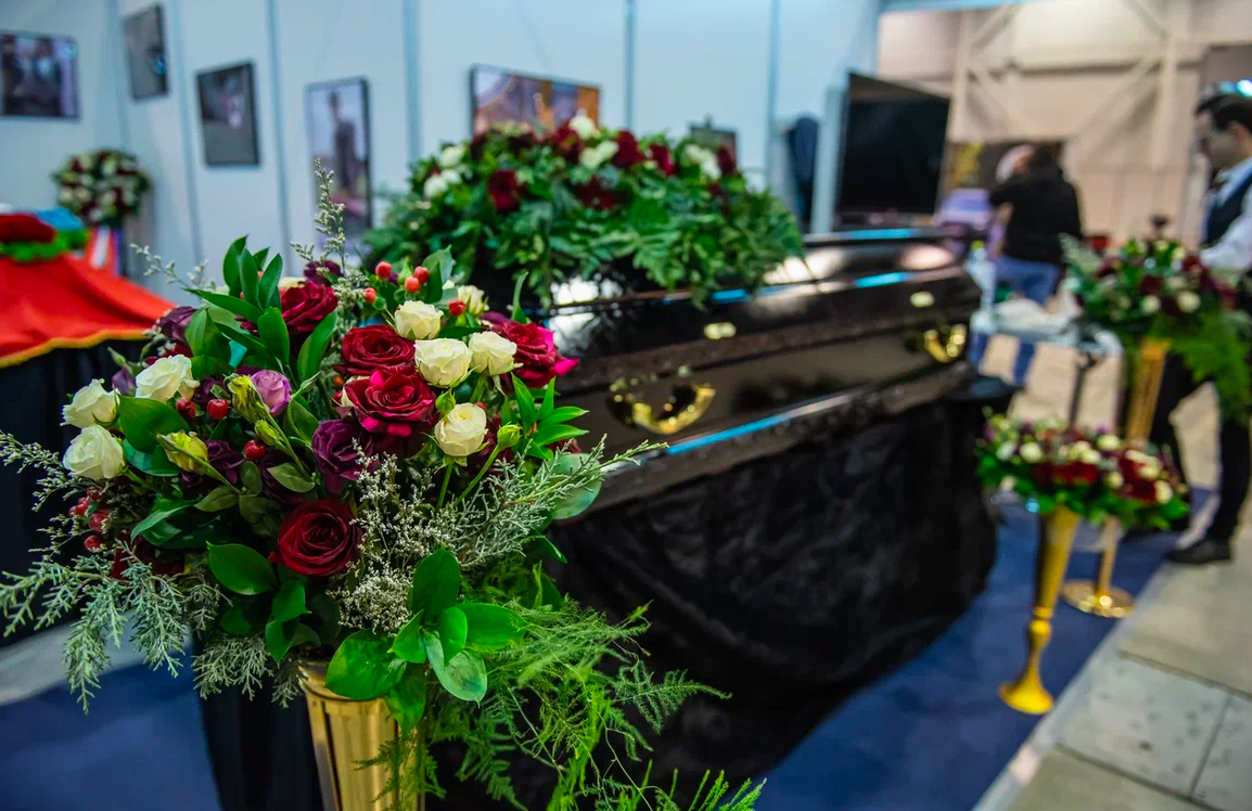 Фото Сталин в гробу, памятники Фриске и Жириновского. В Новосибирске опубликованы кадры с ритуальной выставки – 15 будоражащих кадров 4 - Сиб.ФМ Фото Сталин в гробу, памятники Фриске и Жириновского. В Новосибирске опубликованы кадры с ритуальной выставки – 15 будоражащих кадров 4